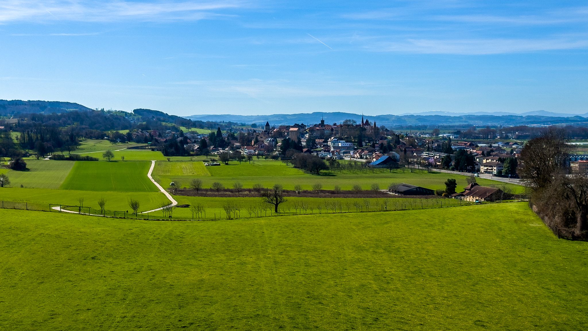 Avenches / Aventicum; Tour Tornellaz mit Blick auf Avenches