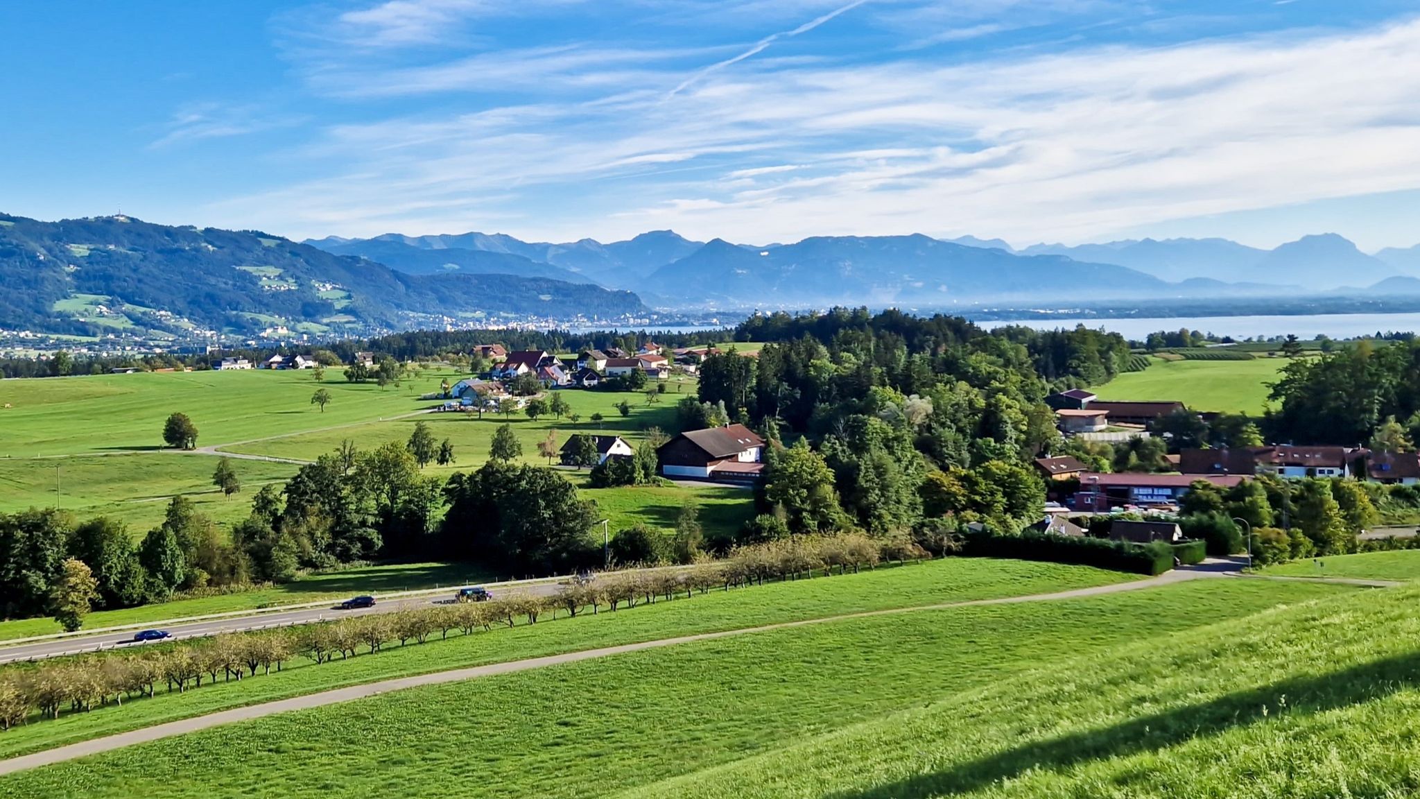 Vorarlberg-Panorama zwischen Pfänderspitze (links im Bild) und den Drei Schwestern (rechts im Bild)