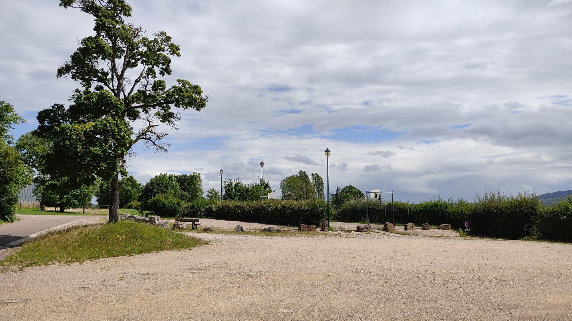Aire de pique-nique au pied du château de Lantenay