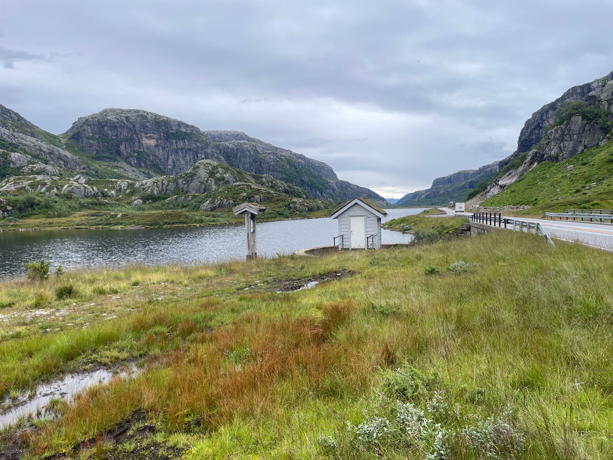 Hunnedalsvegen mit See Hunnevatn