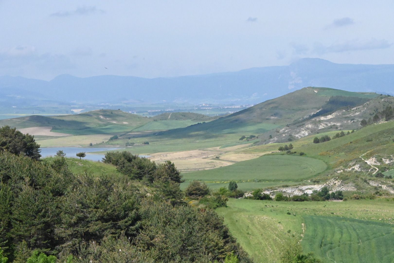 Valle Aranguren y Balsa Ezkoriz desde cañada