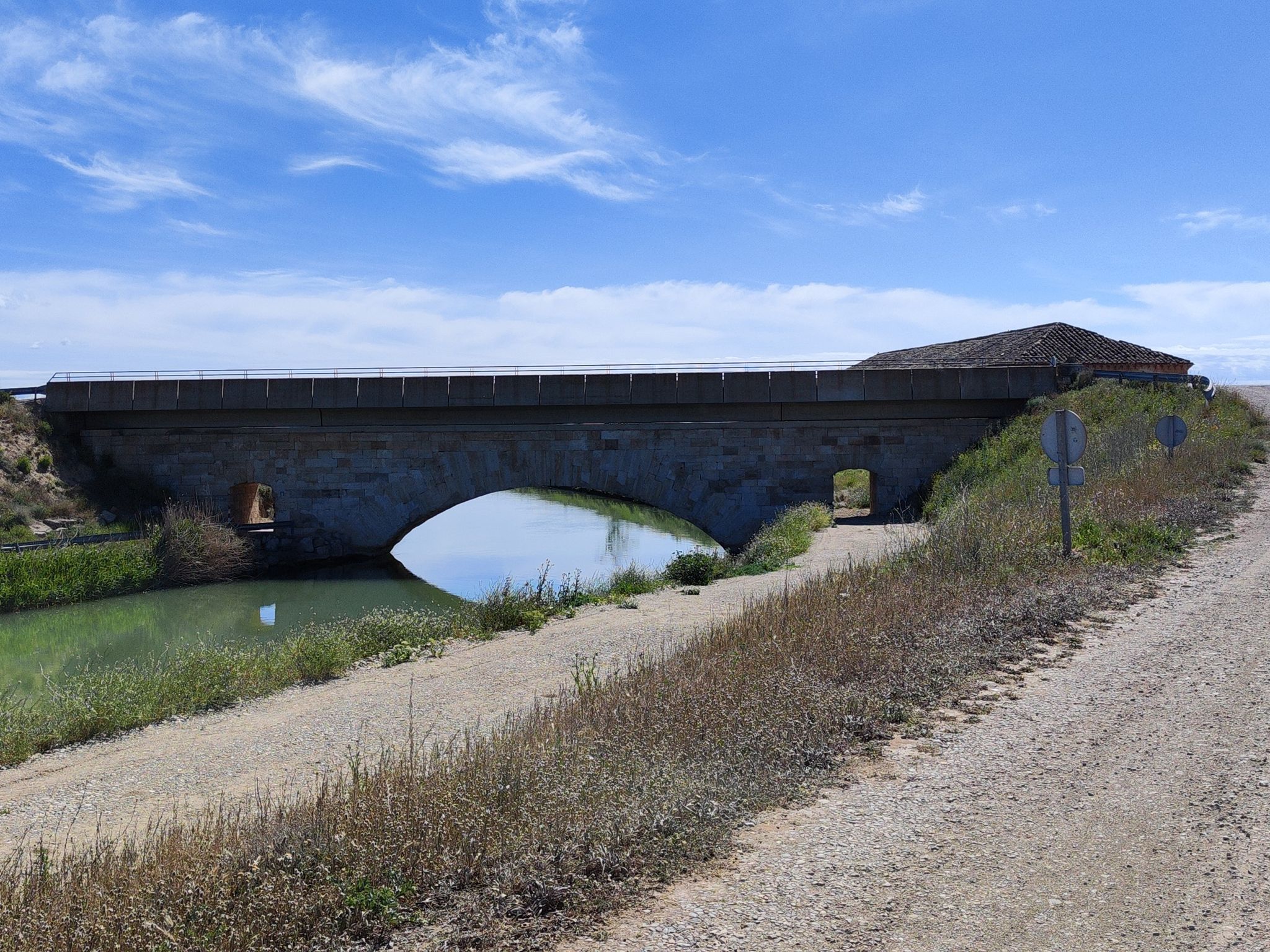 Puente sobre el canal Imperial de Aragón