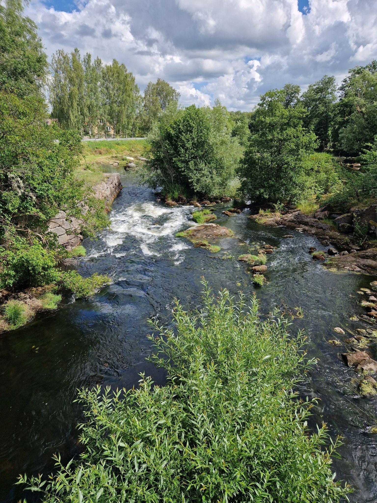 Brücke mit schönem Wasserfall