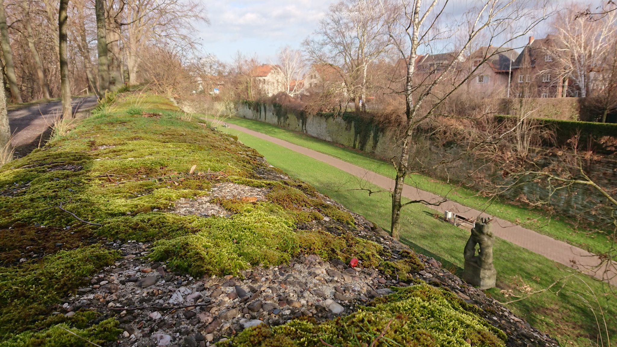 Auf der Wallmauer entlang 