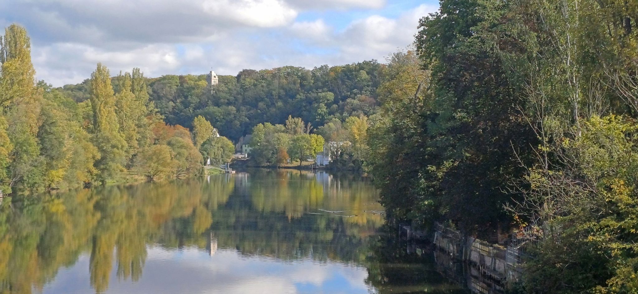 auf dem Hügel gegenüber ist der Weißenfelser Bismarckturm
