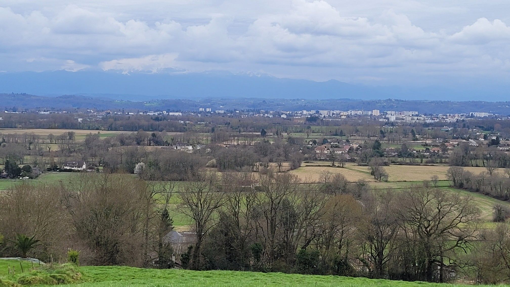 Au loin Pau & les Pyrénées...