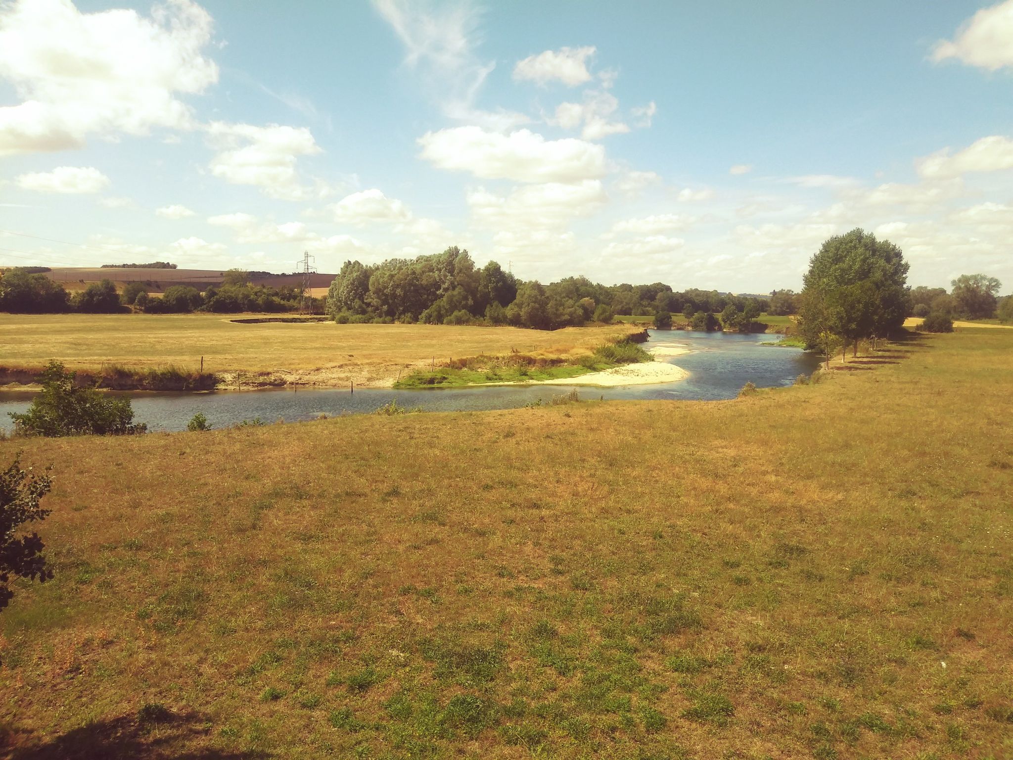 Da schlaengelt sie sich durch die Landschaft die Maas