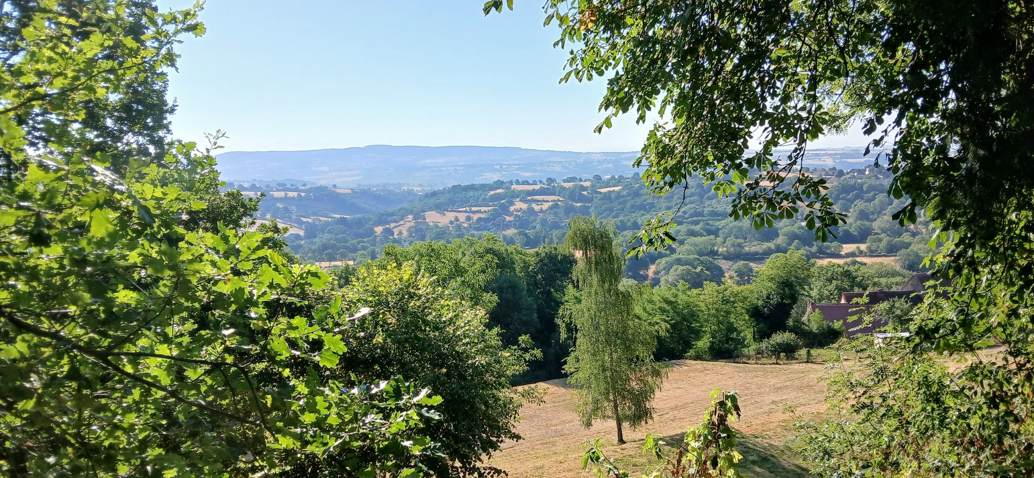 Vue prise de l'autre côté du site, en gros direction Buxières sous Montaigut.