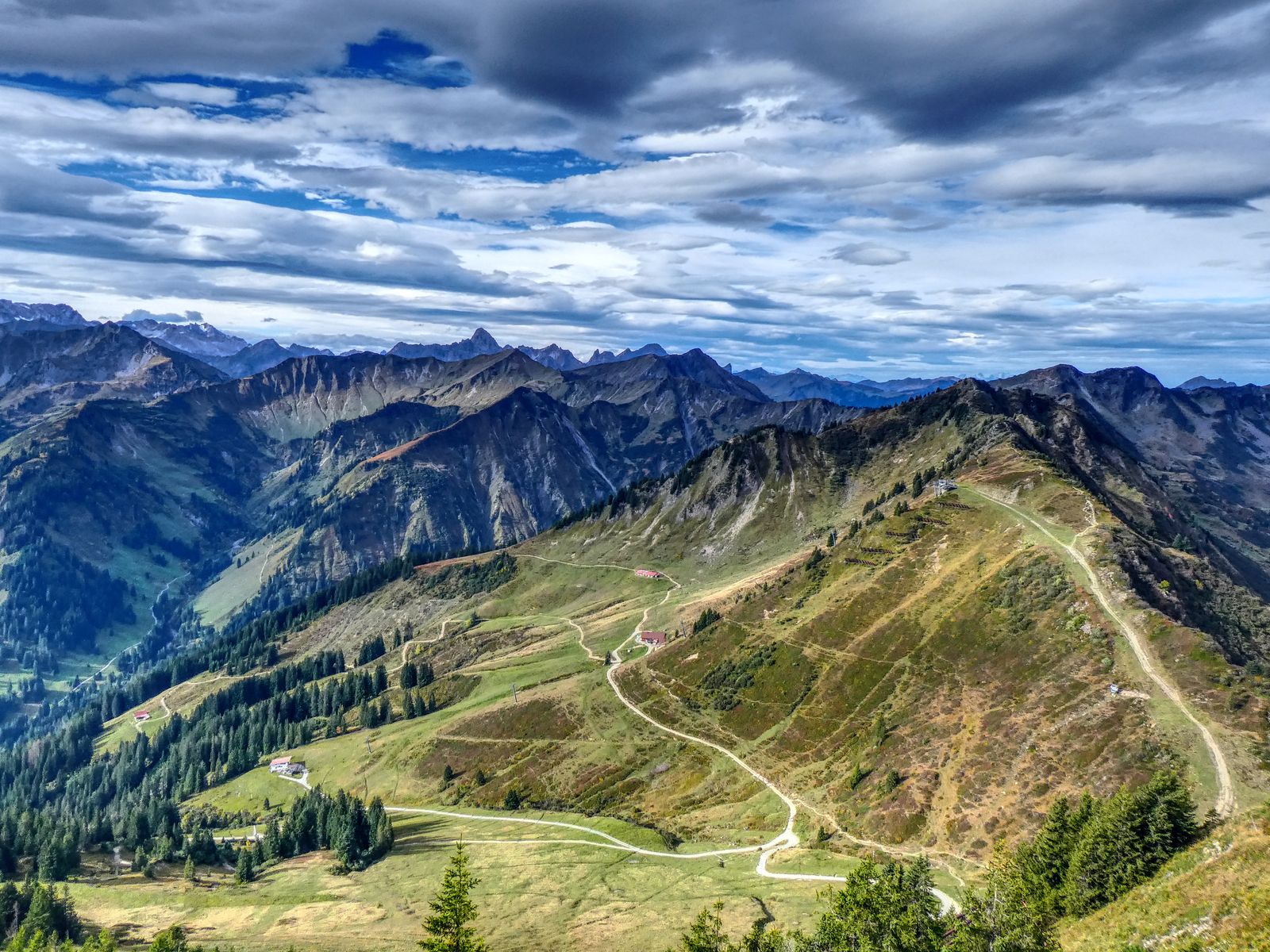 Rechts beginnt der Grat mit Muttelberg Kopf und den Ochsenhofer Köpfen