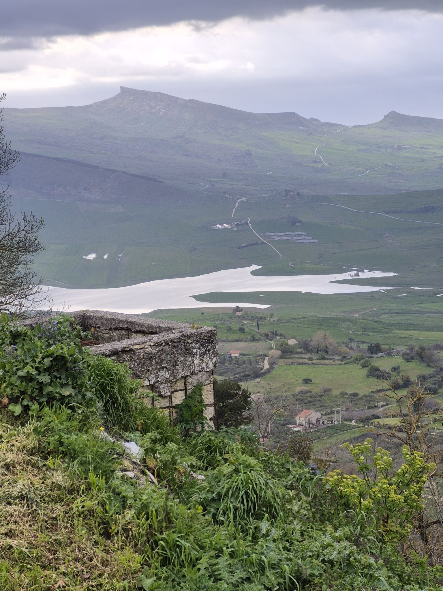 le lac de Prizzi vu du village