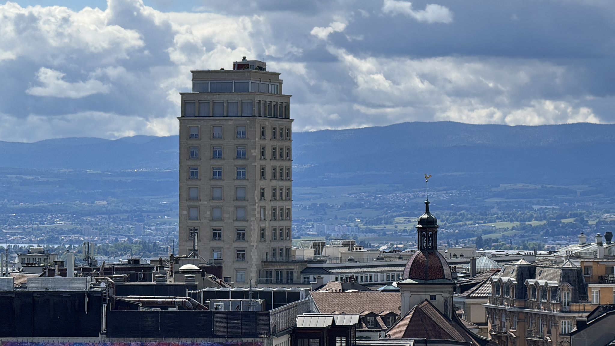 Erstes Hochhaus der Schweiz. Wurde 1930 erbaut.