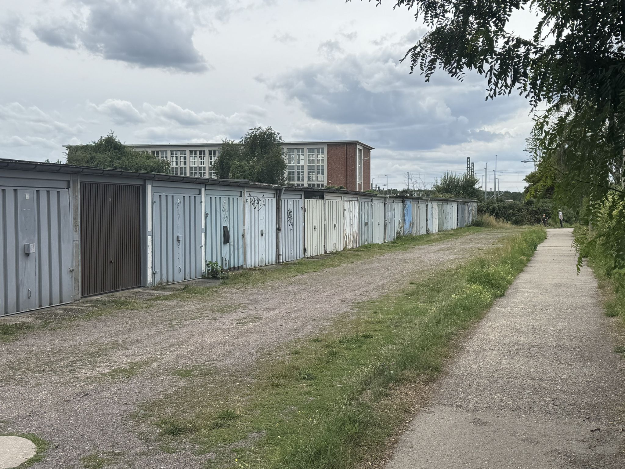 Garagen und im Hintergrund ein Gebäude der Bahn (Ausbesserungswerk für Lokomotiven)