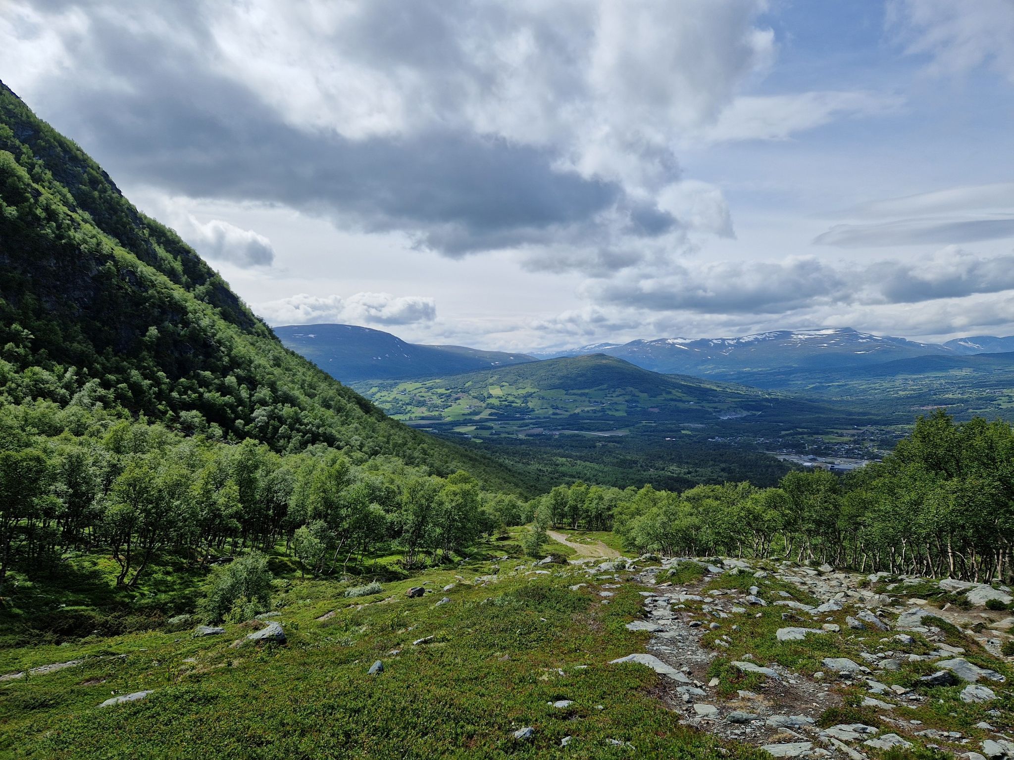 Wir lassen den Almannberget links liegen und gehen talwärts