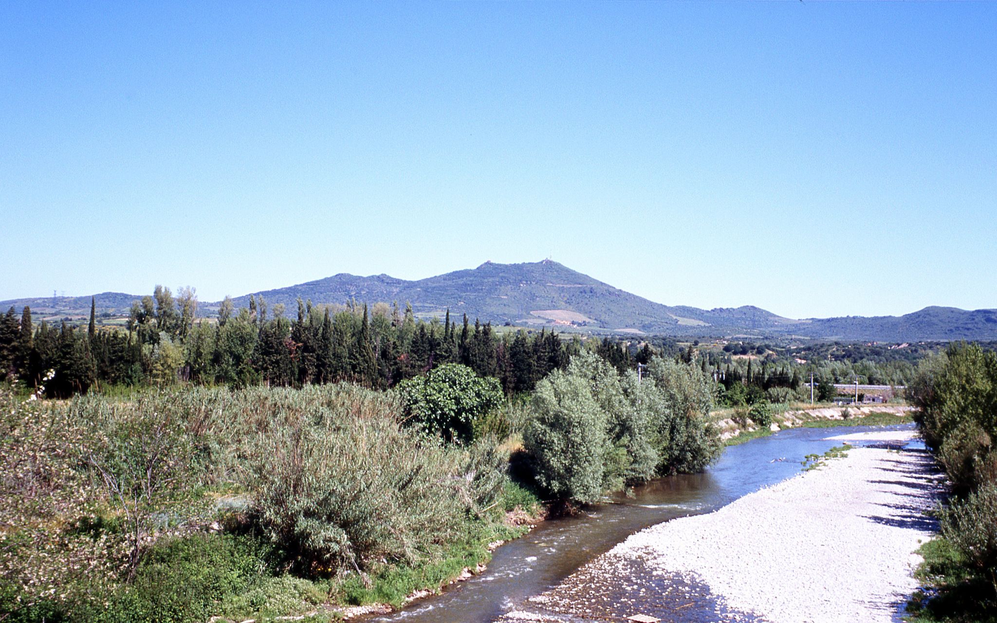 Fluss Le Boules bei Millas, hinten das erste Ziel, die Força Réal