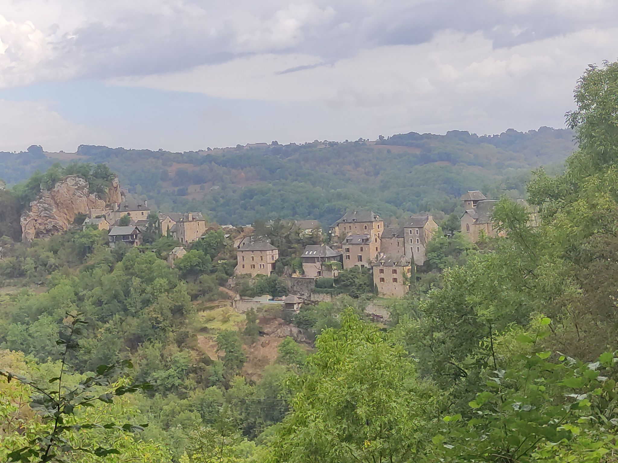 Le village de Rodelle sur son éperon rocheux