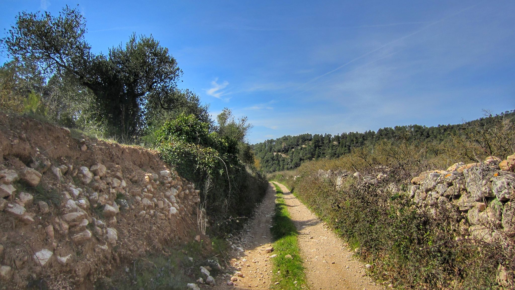 tram entre murs de pedra seca