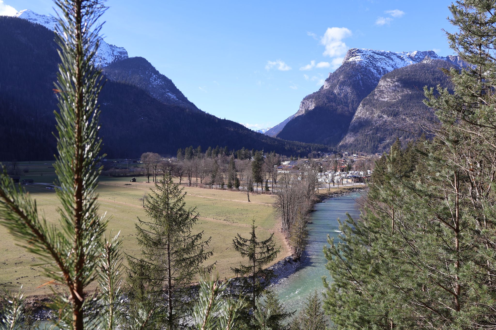am Panoramabankerl oberhalb der Saalach mit Blick auf Lofer