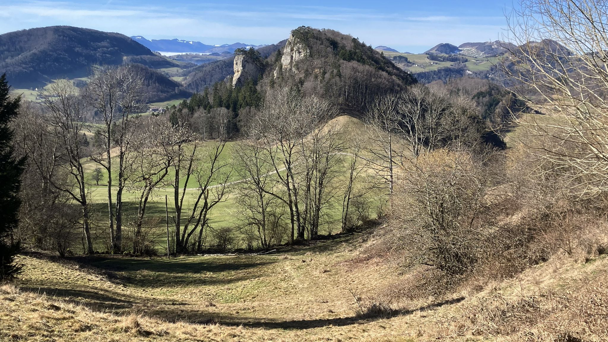 Ankenballen. Hinten Nebel über Welschenrohr, Weissenstein.