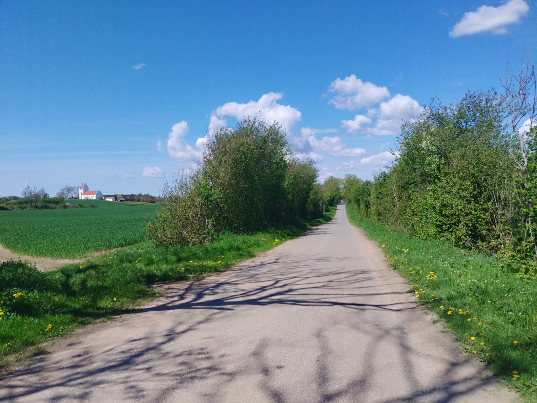 hügelige kleine Straße 