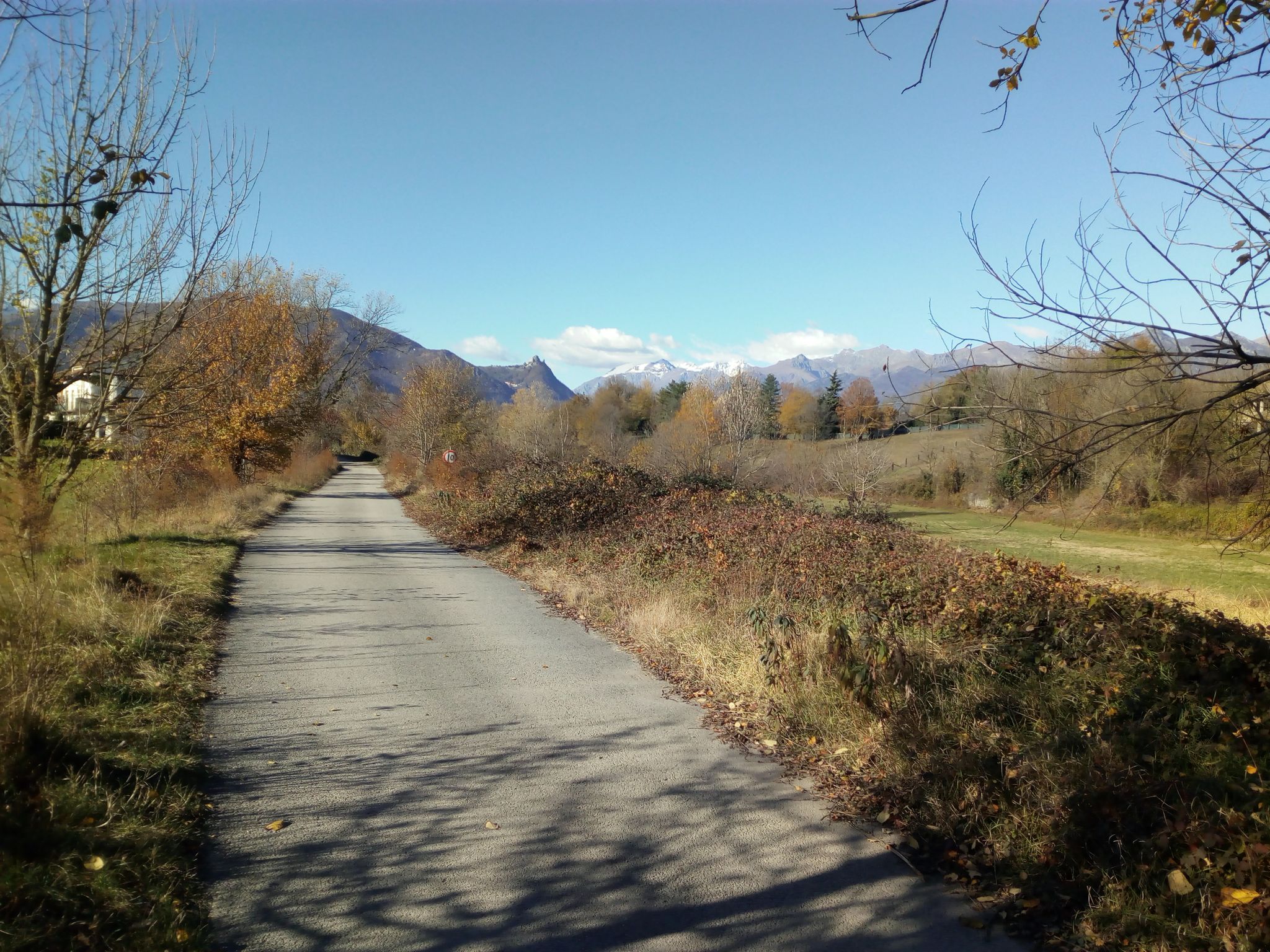 Strade di campagna, mezze asfaltate e mezze sterrate, prive di traffico!