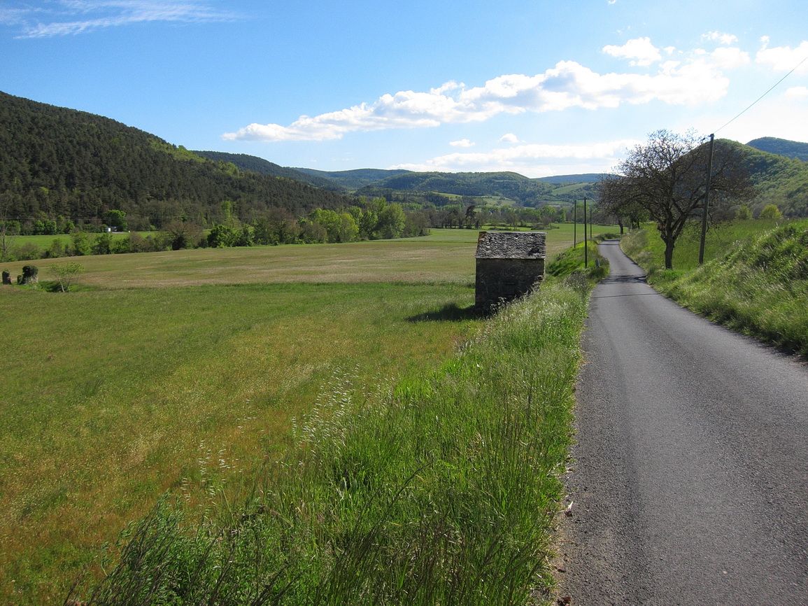 Vers Nant depuis Saint-Jean-du-Bruel, rive droite de la Dourbie