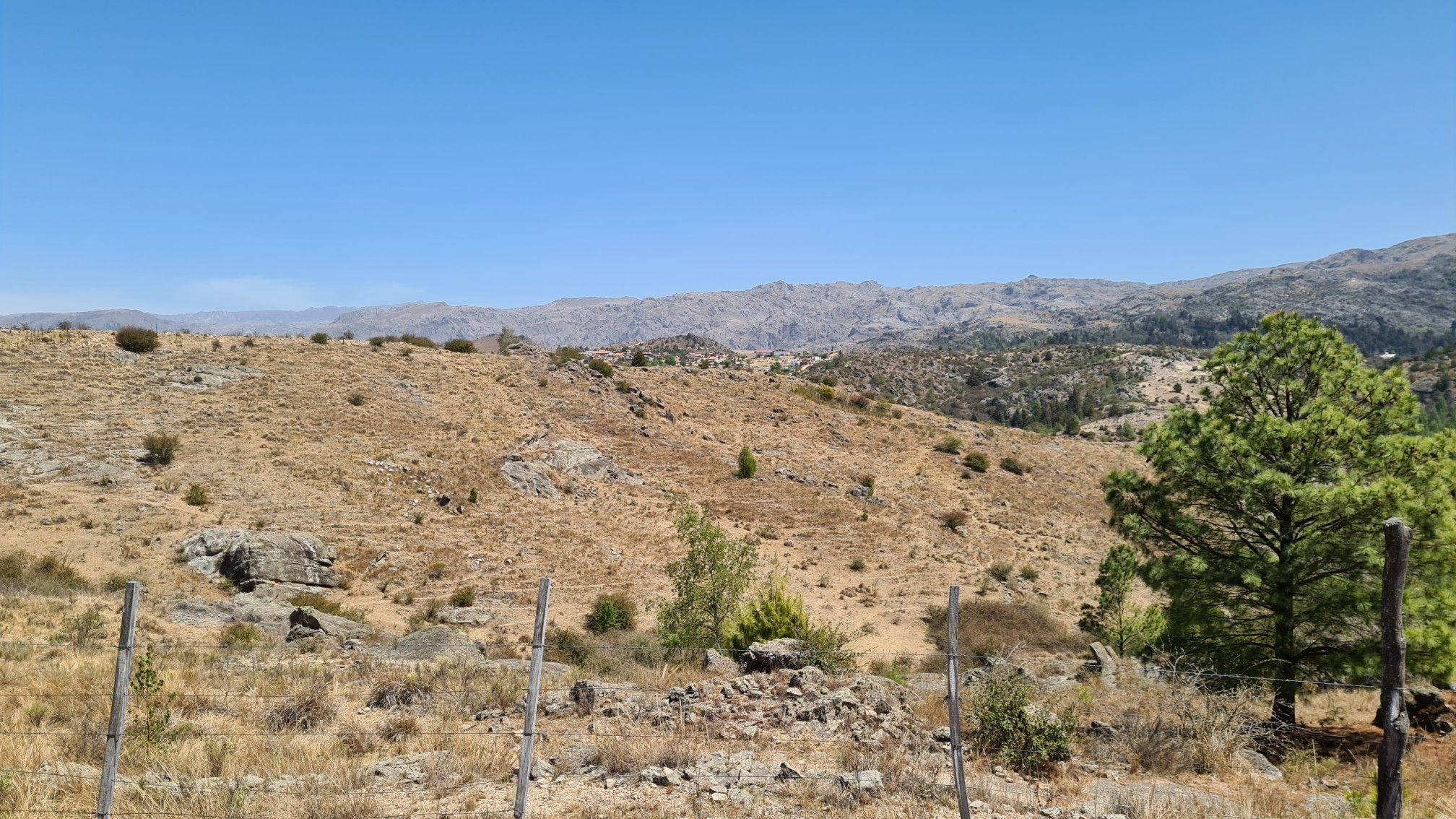 vista a la cumbrecita y montañas