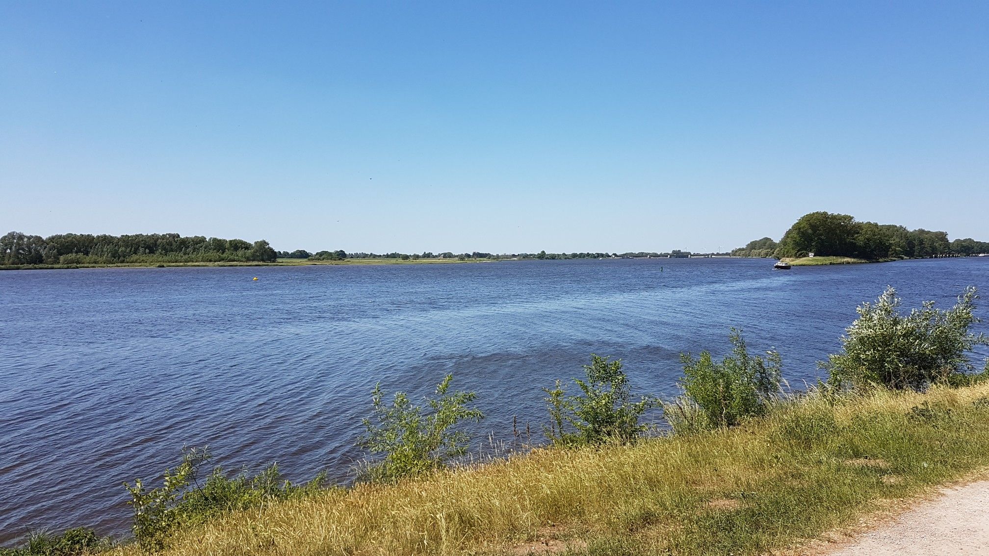 Blick zum Stauwehr Geesthacht.