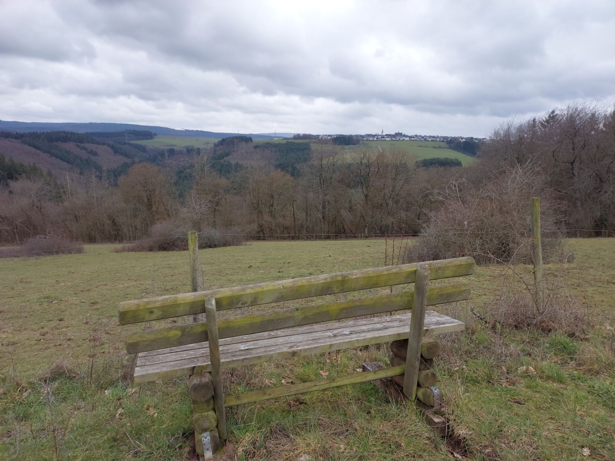 Bank mit Aussicht auf Thomm