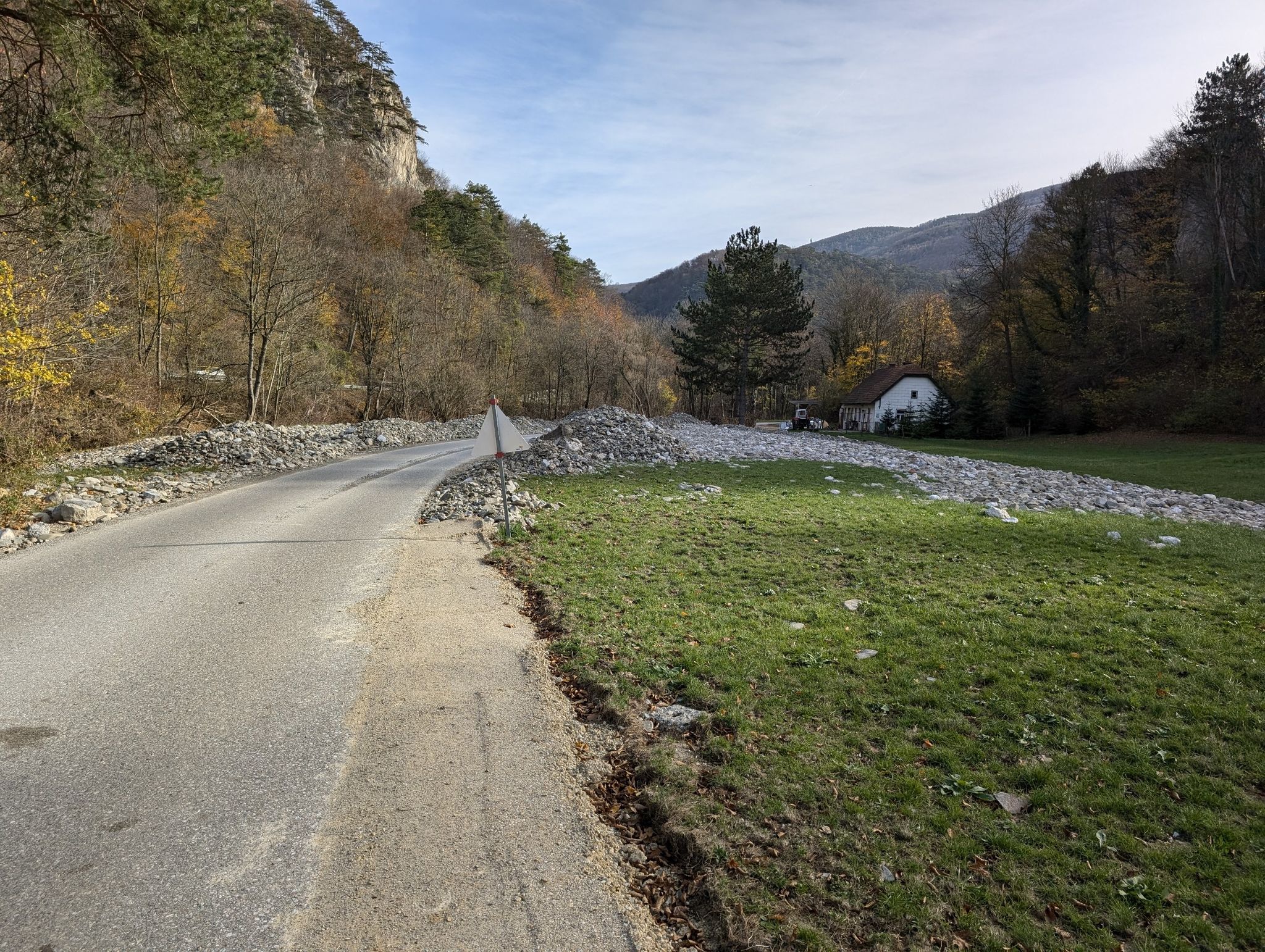 Felsbrocken über die Wiese geschwemmt.
