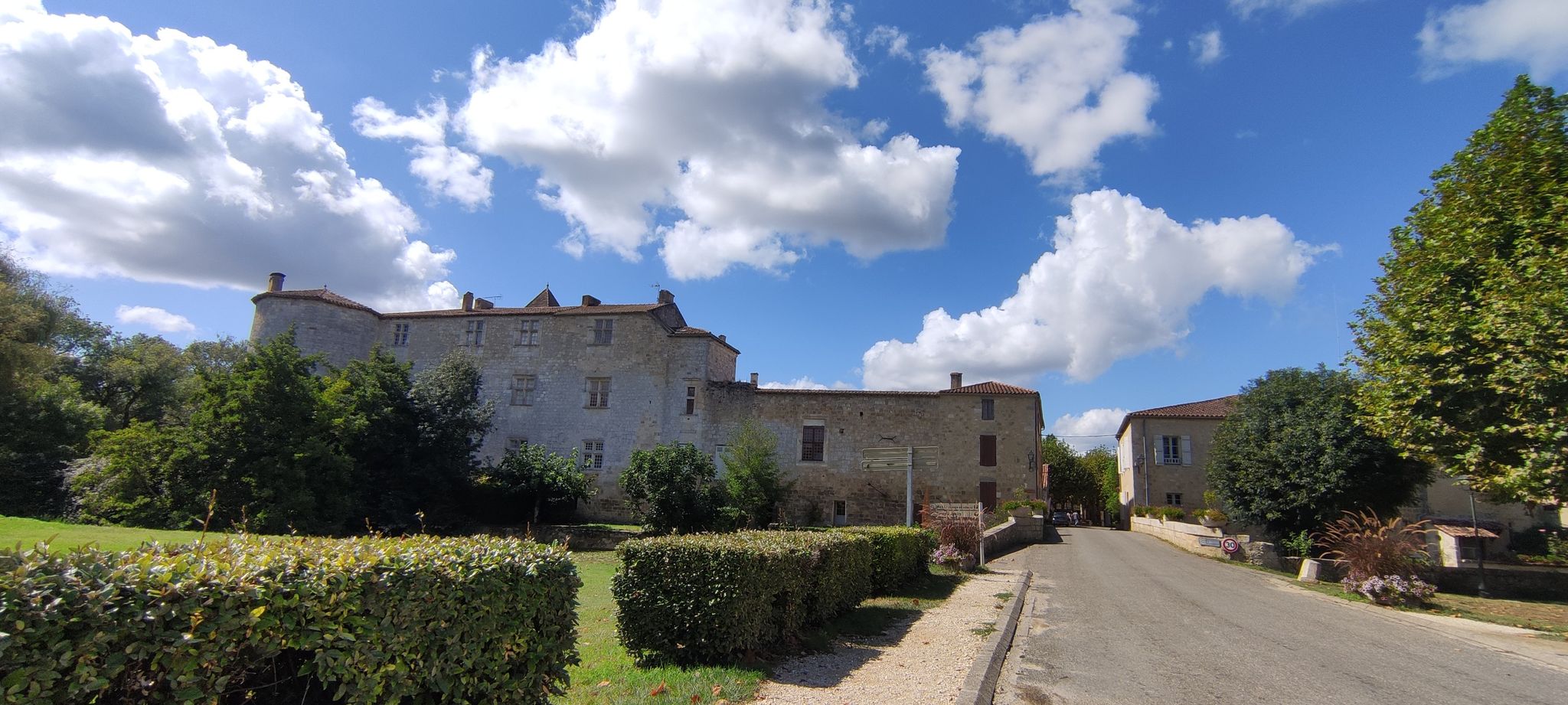 Une des entrées du village de Fourcès.