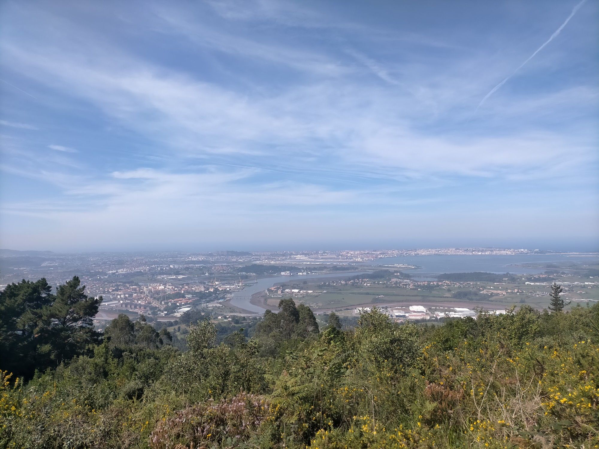 Vistas de Astillero, Pontejos(entre otros) y al fondo Bahía de Santander