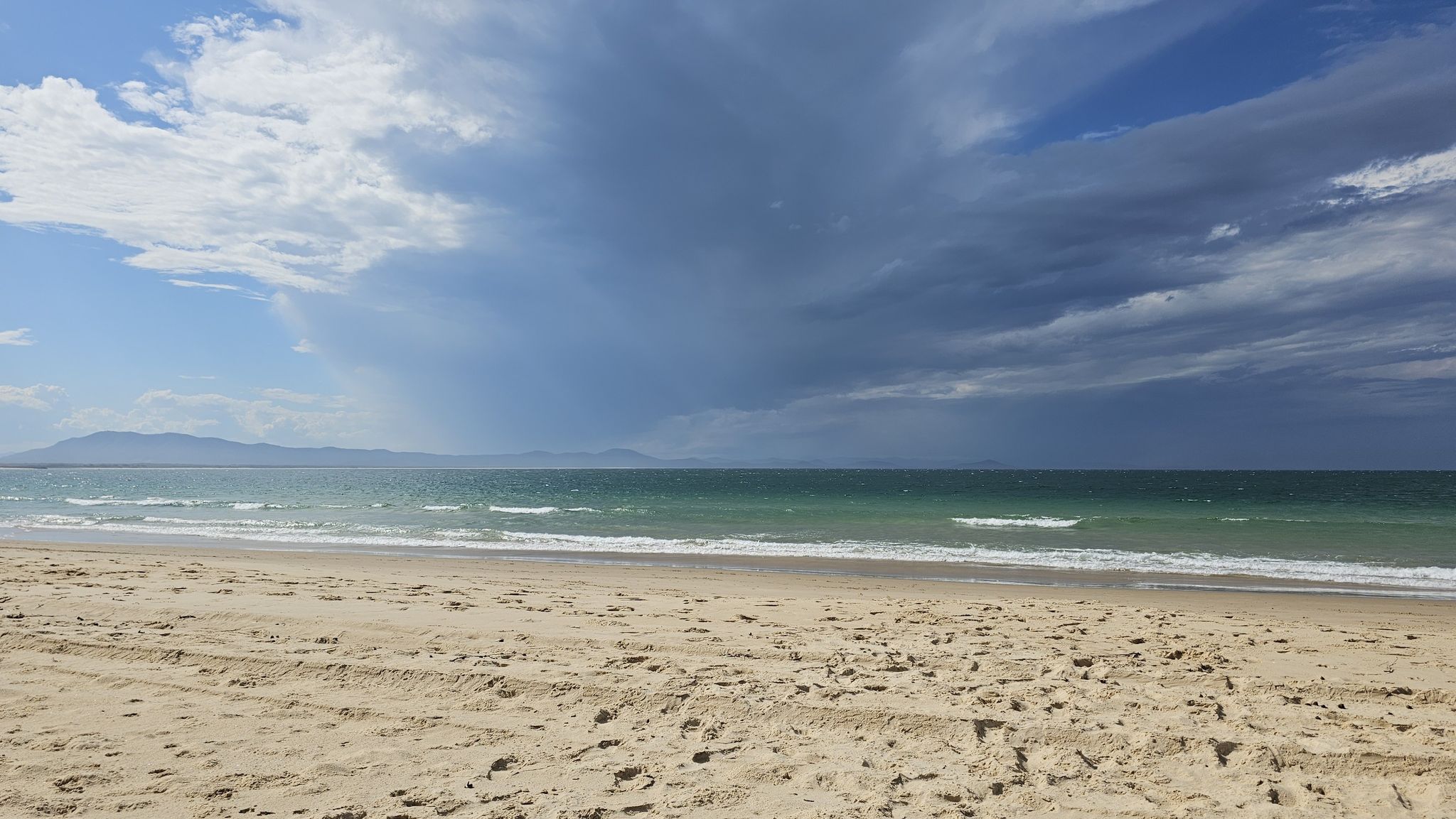 Regen über dem Meer