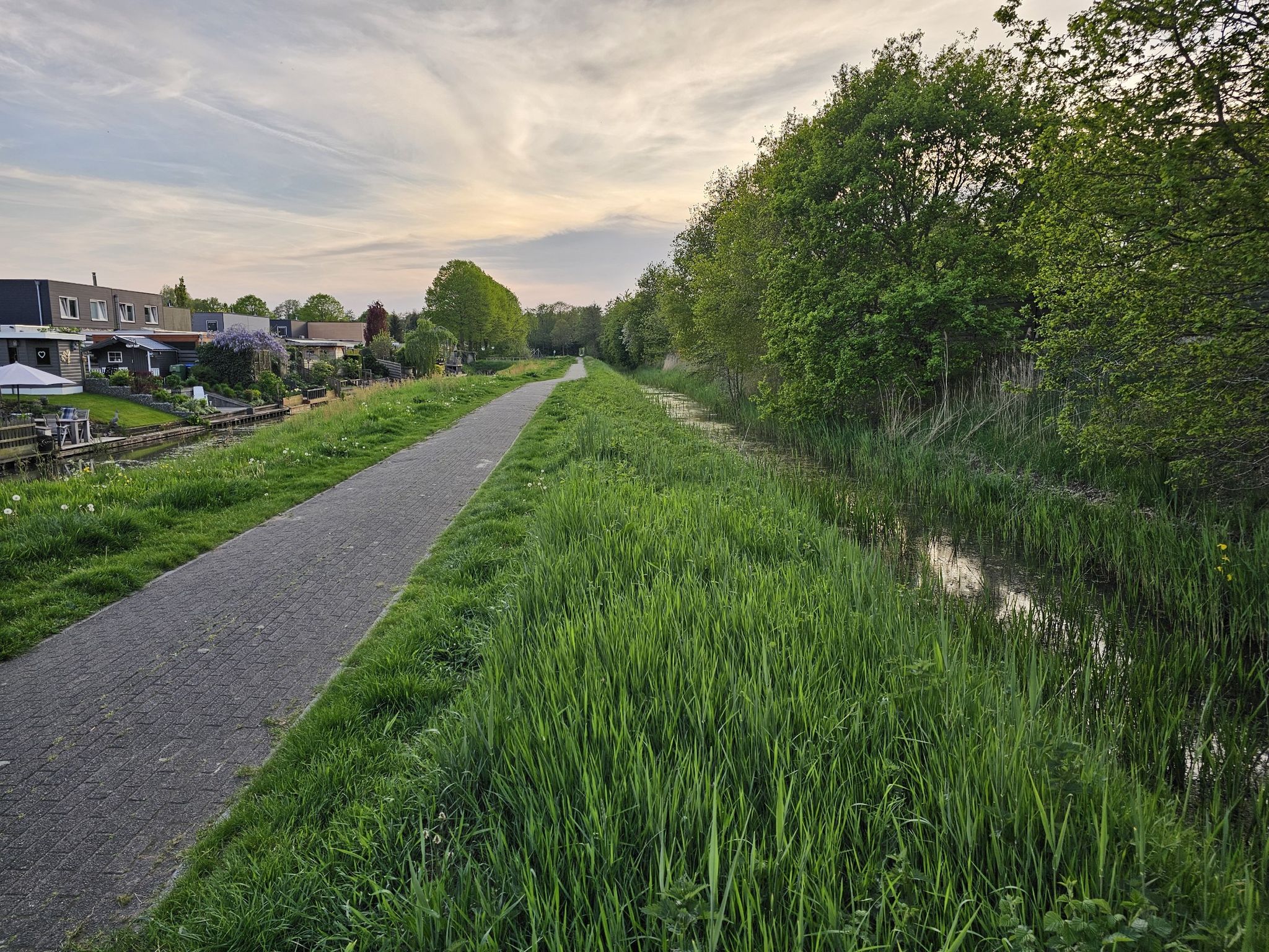 langs t spoor