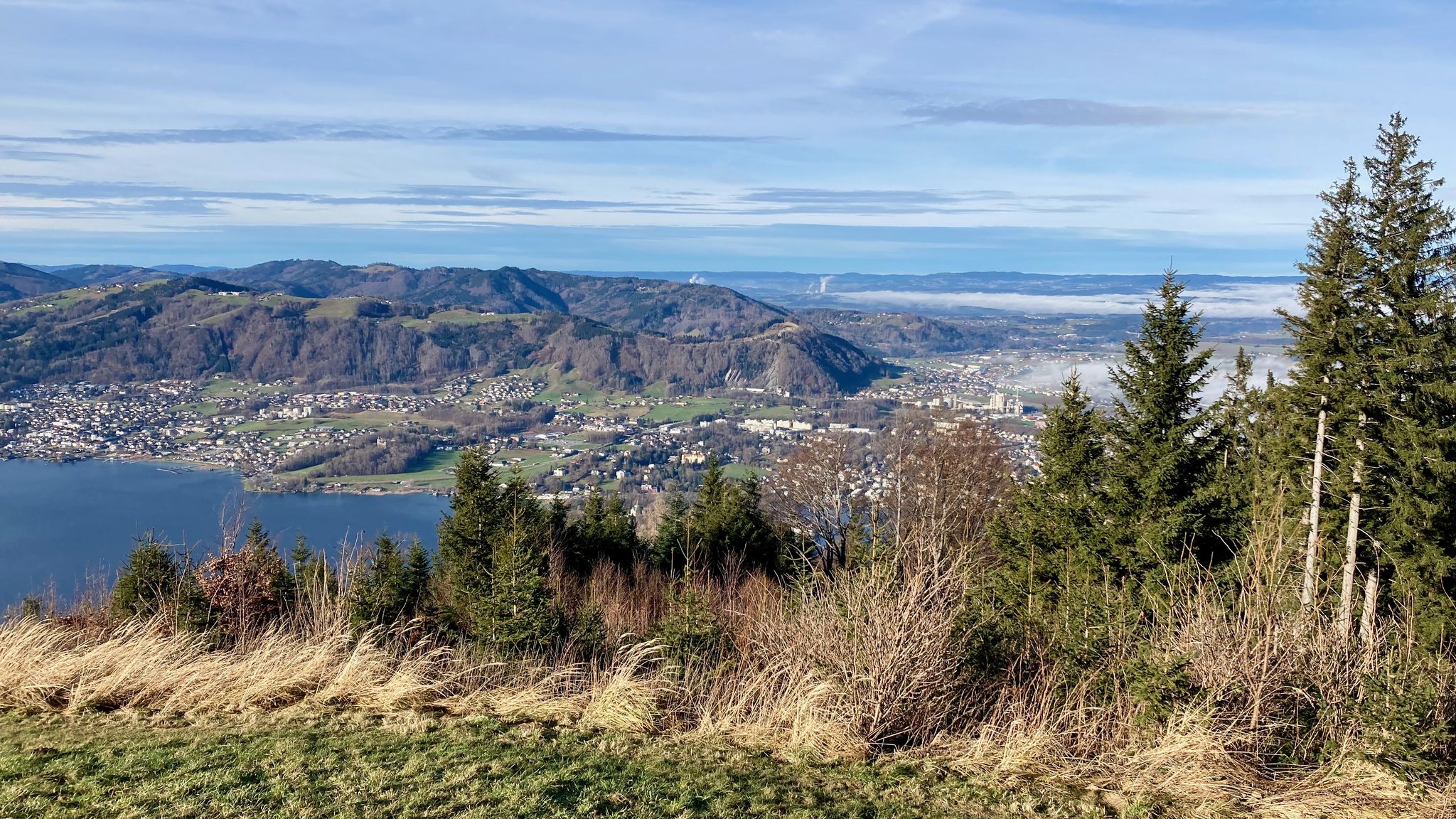 der vordere Bergrücken ist der Gmundnerberg, dahinter der Kronberg, Hohe Luft und Hongar, links der Ort Altmünster