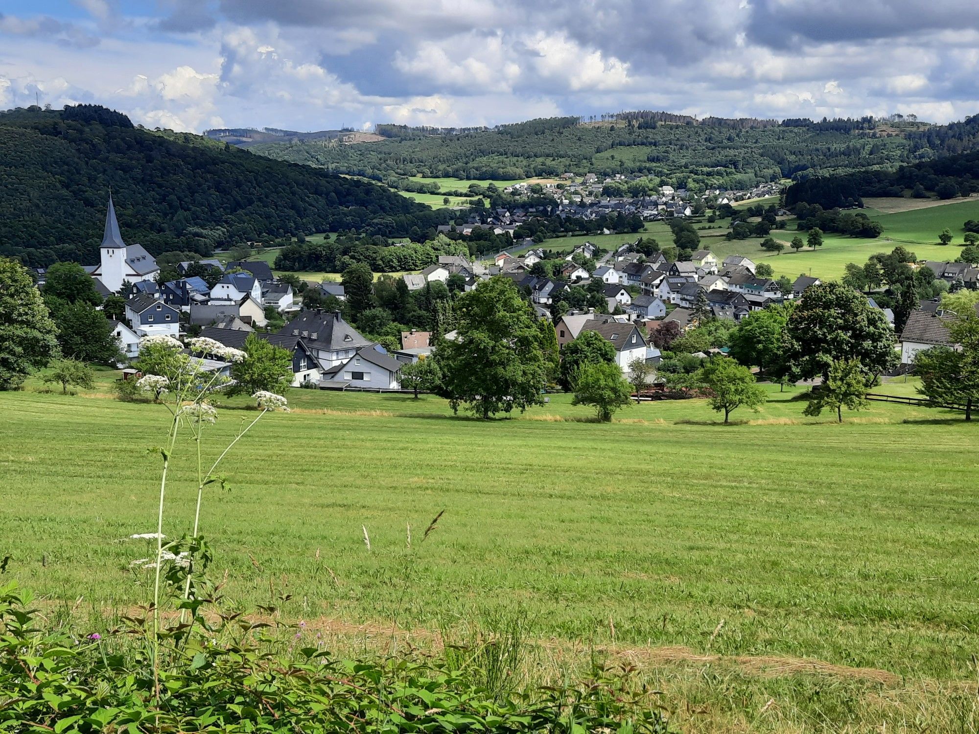 Blick von der Sonnenbank über Irmgarteichen nach Hainchen