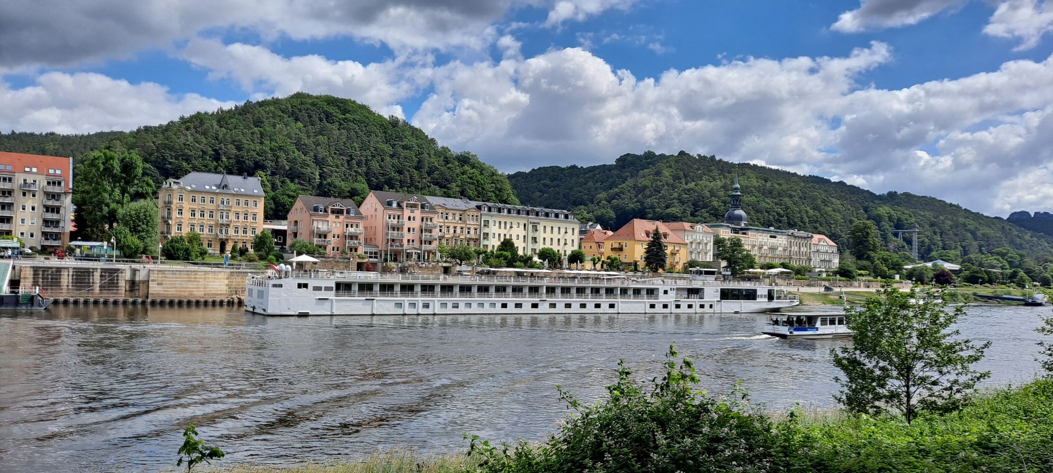 2. Tag, erstes Foto...unser Hotel von der anderen Elbeseite...