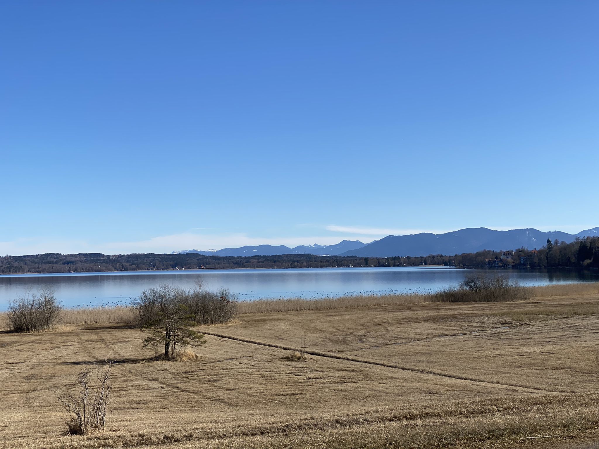 Immer wieder tolle Blicke auf See & Berge - hier auf Höhe Gasthof Seeseiten, wo sich eine Pause bei bester Aussicht im Biergarten lohnt.