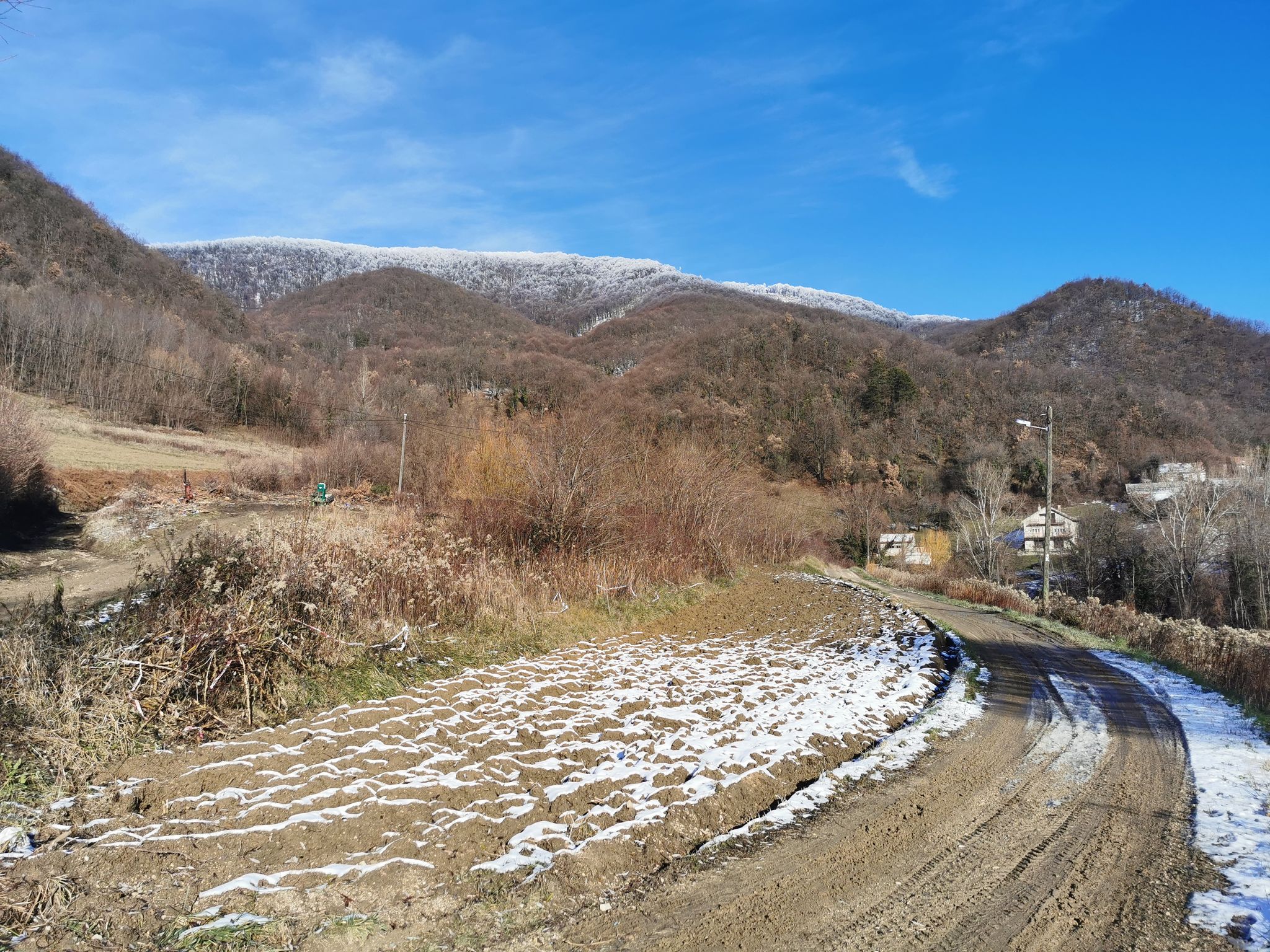 Pogled na hrbat kojim smo prošli s lokacije gdje se nalazi Raspelo i gdje smo parkirali