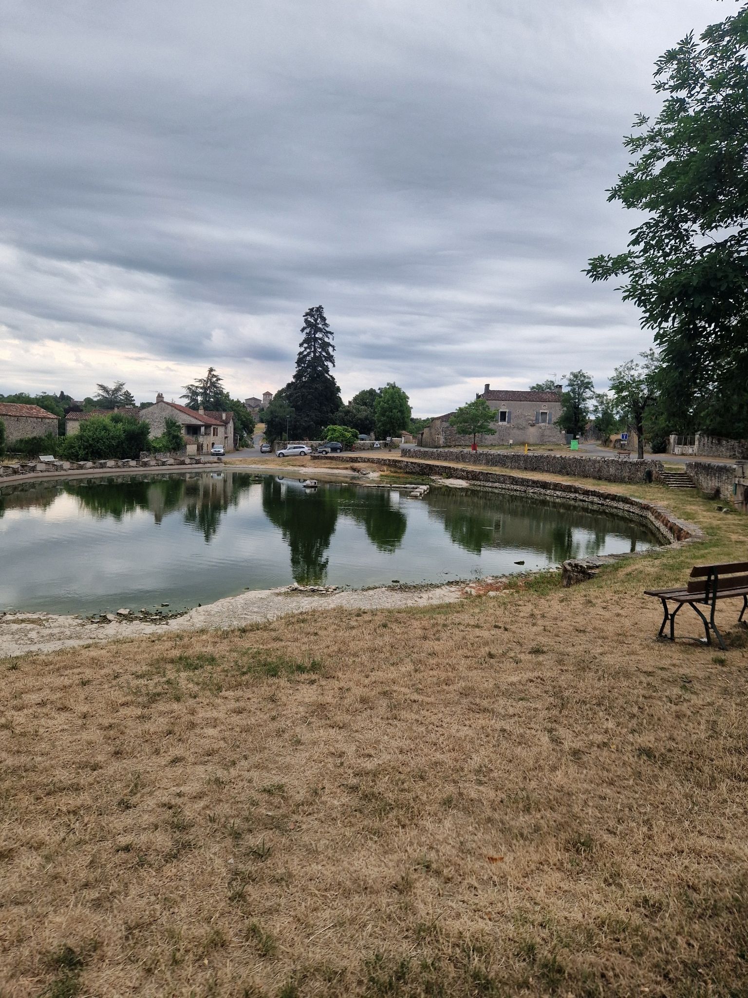 Le lac-lavoir d'Aujols