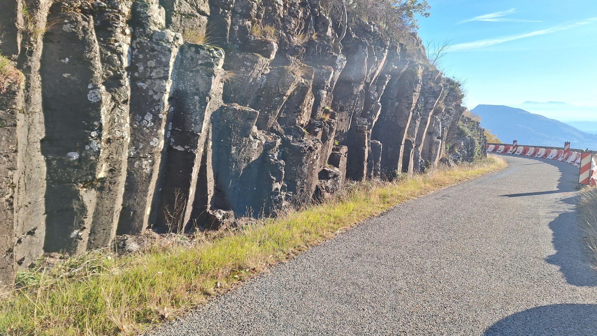 Montée du Col de Fontenelle, orgues basaltiques.