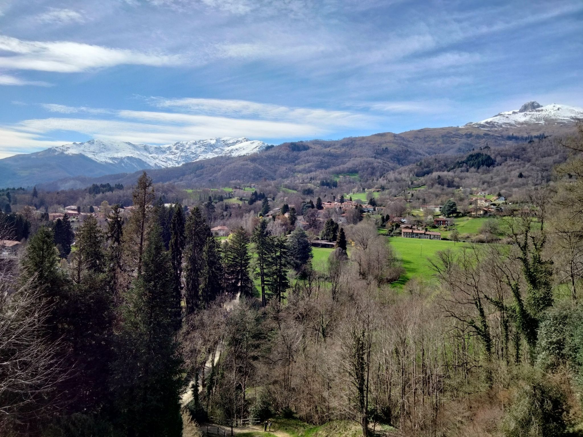il Mombarone a sinistra, il Mucrone a destra