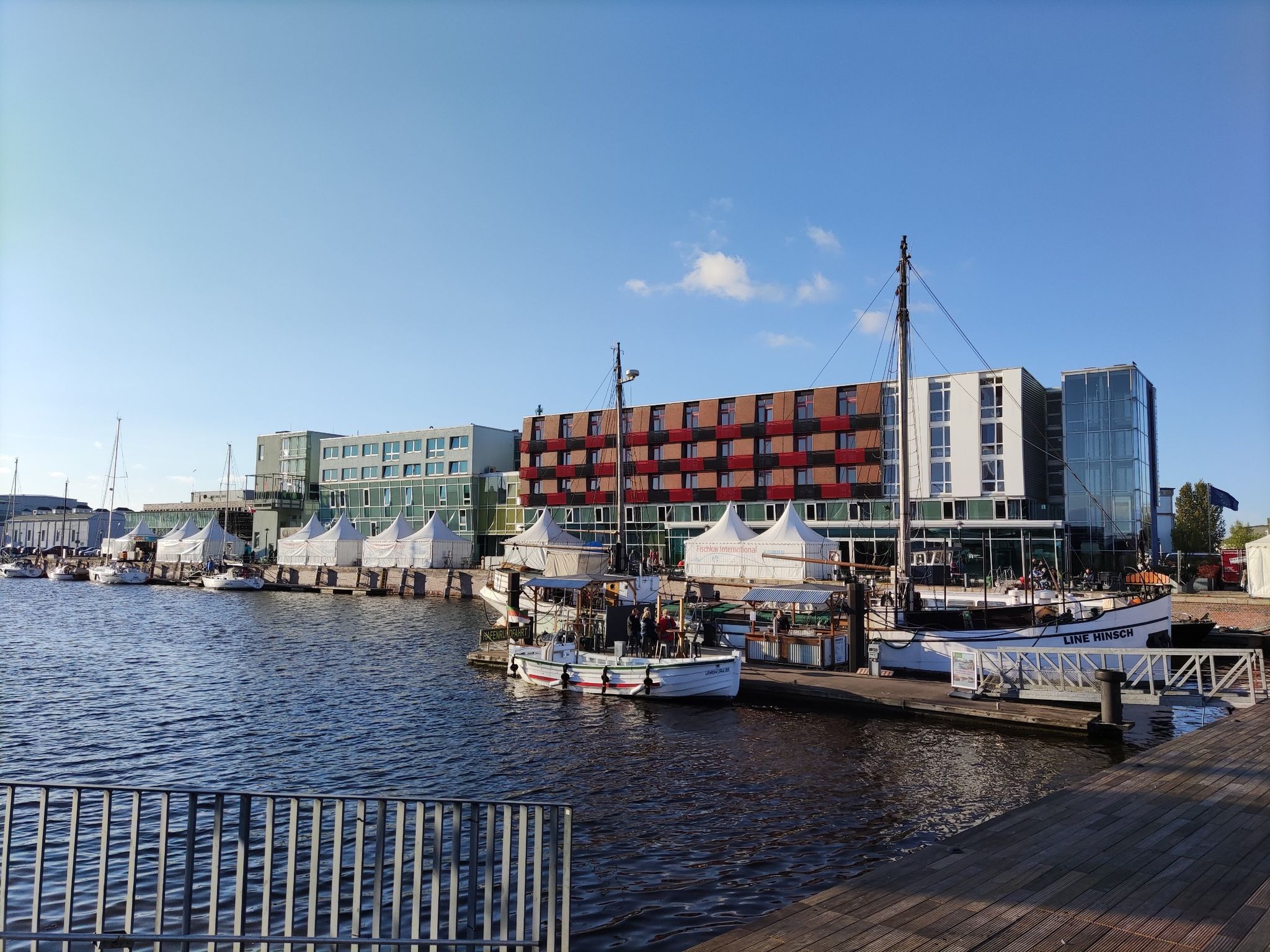 Blick auf Fischereihafen mit Gourmetmeile