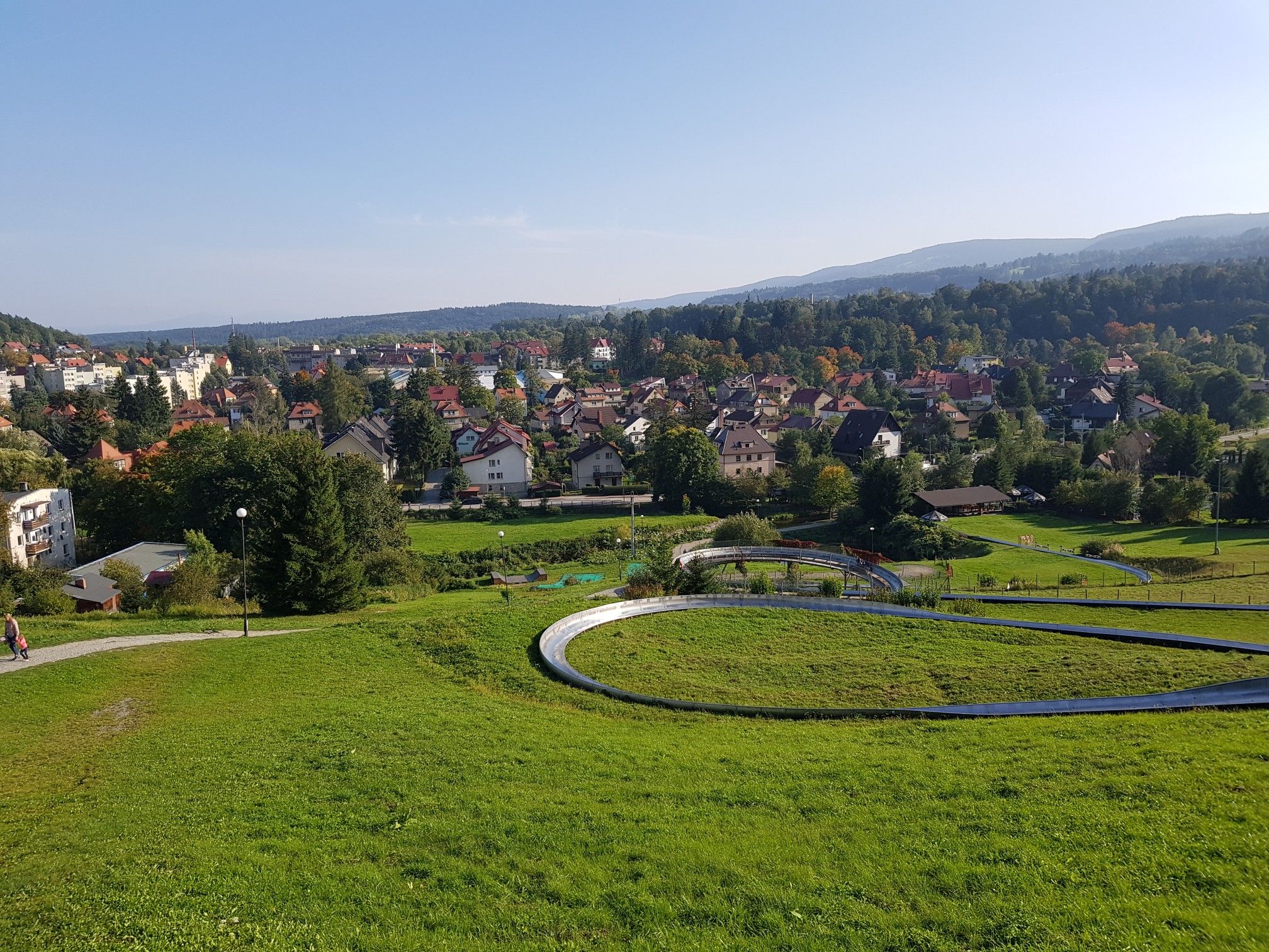 Blick auf Altheide Bad über Skiareal und Sommerrodelbahn