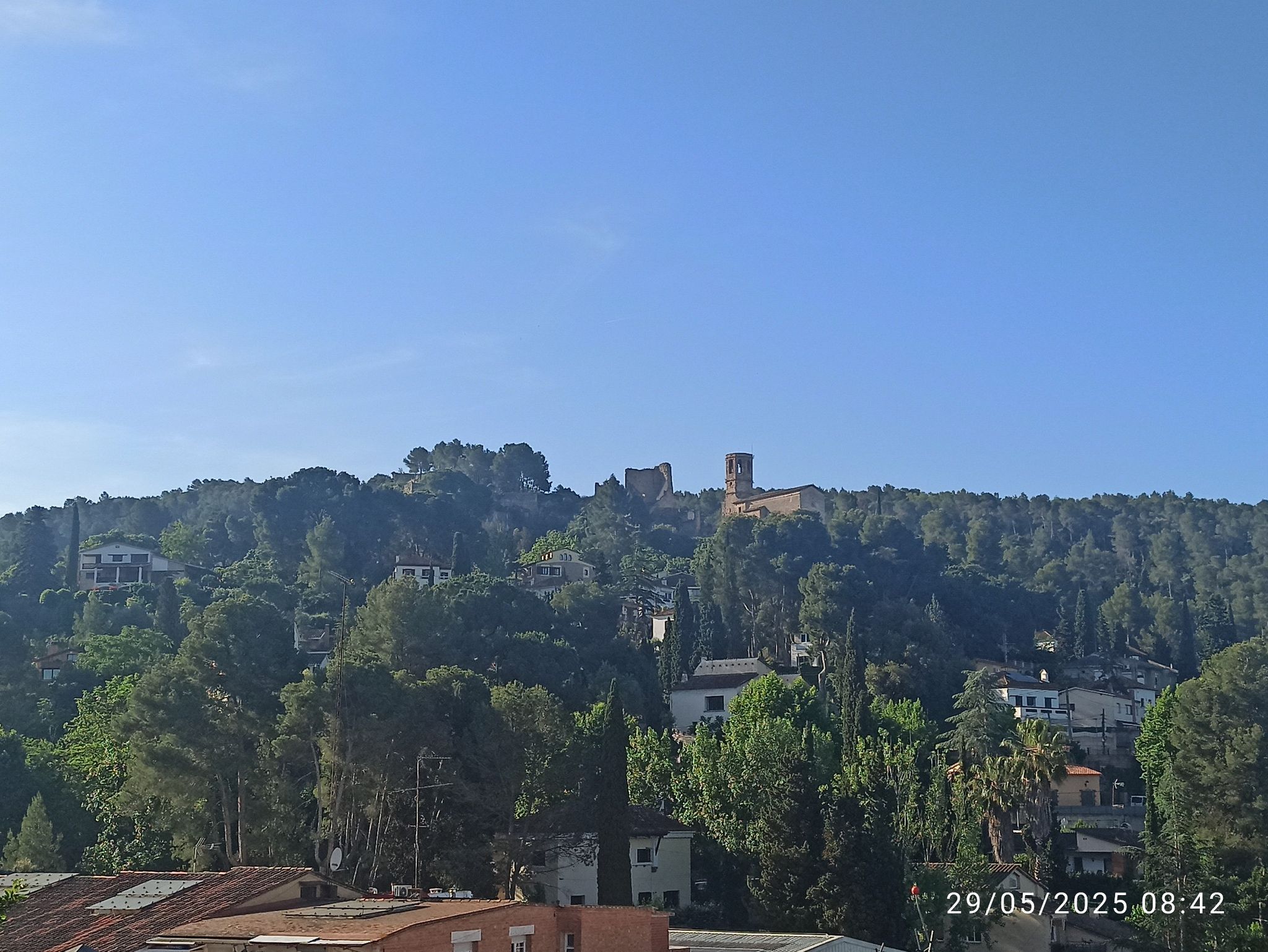 castell de Gelida i esglesia de Sant Pere, des de carrer del sol
