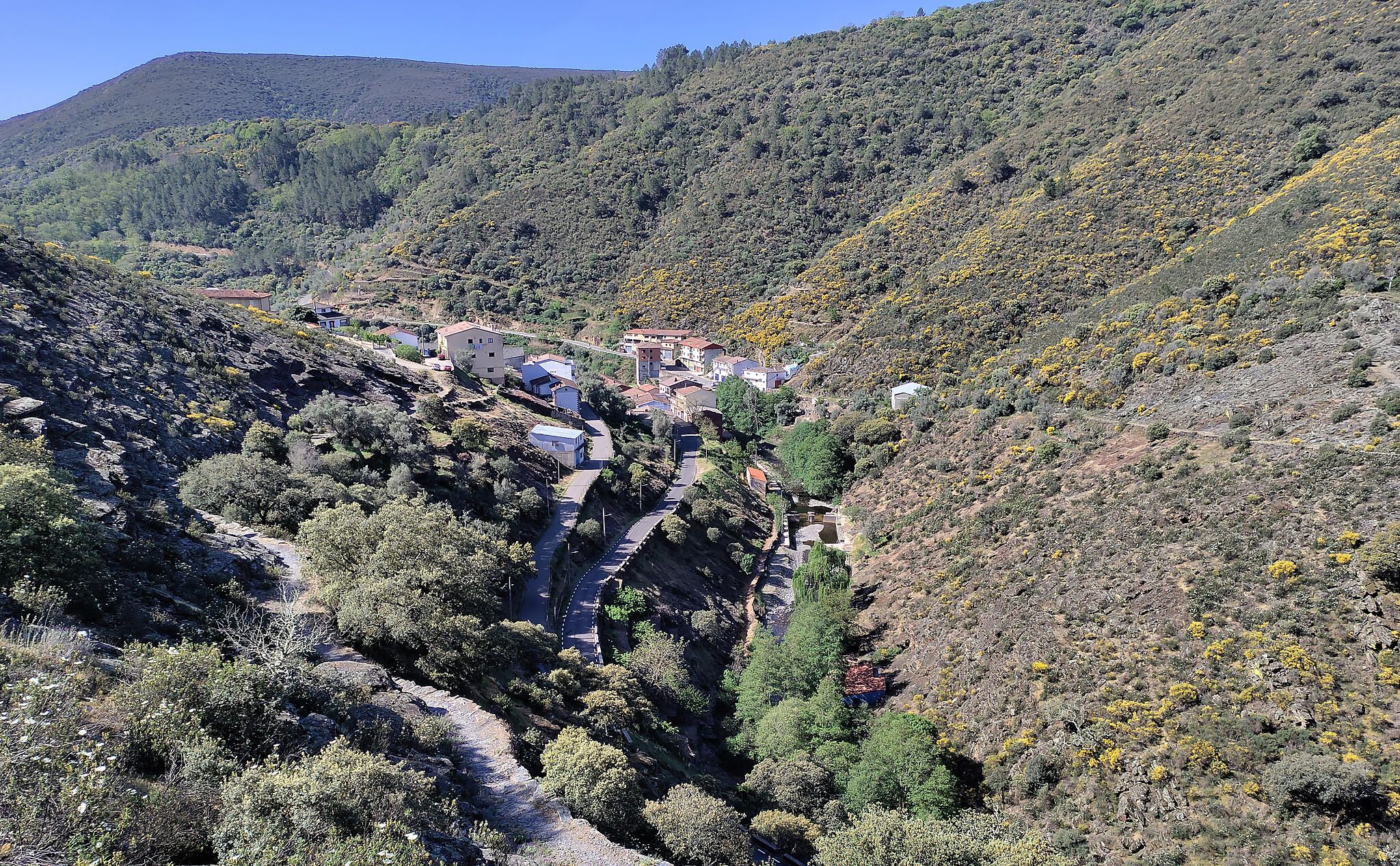 Valero. (Se ve la piscina natural en el rio Quilamas, ahora vacia)