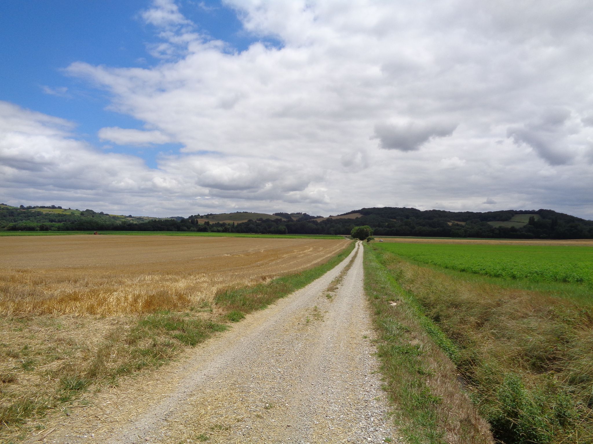Leaving Trémolet, straight onto a gravel path with a nice view all around.