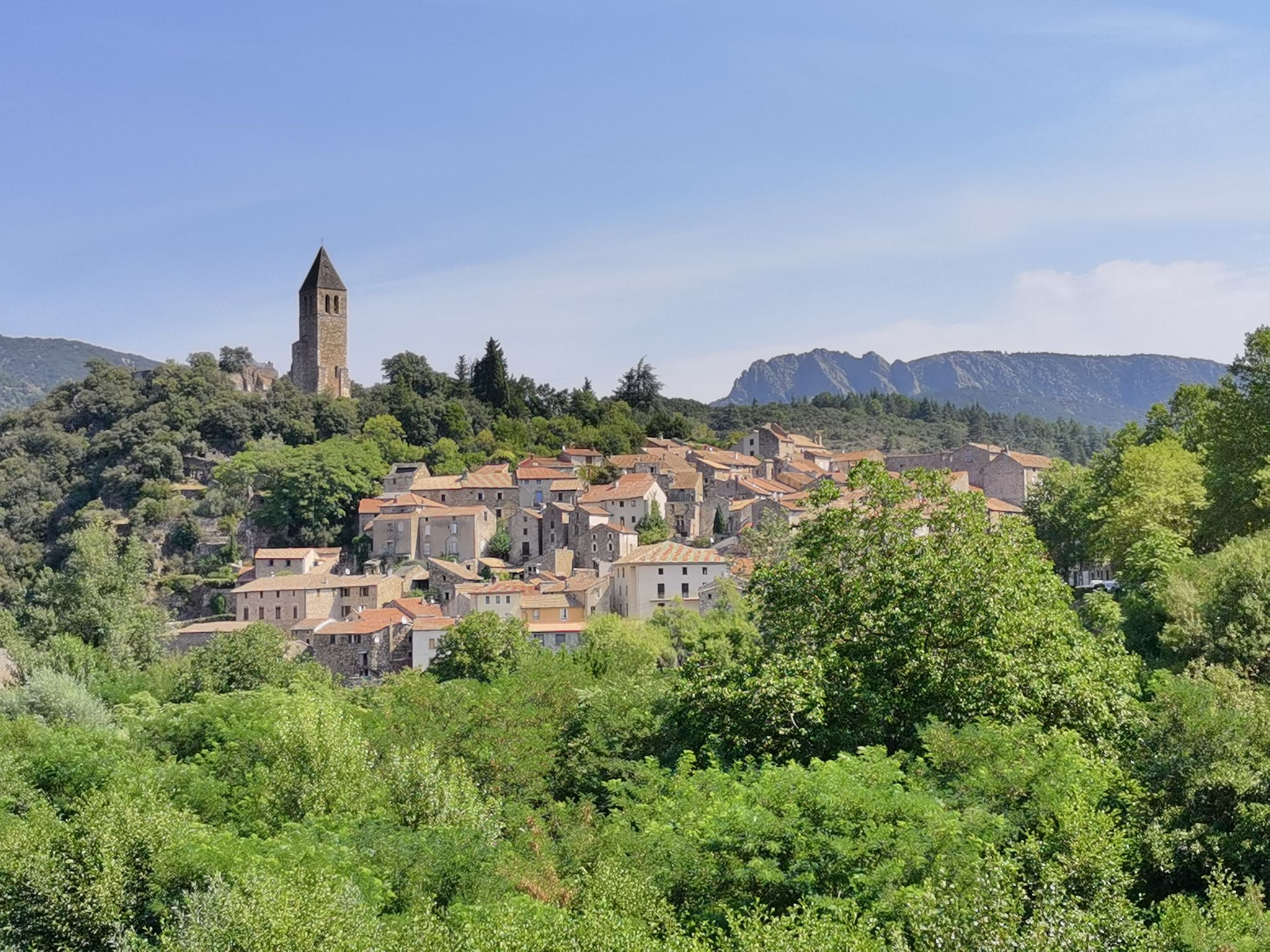 Clocher de l’église Saint-Laurent et massif à l'arrière plan