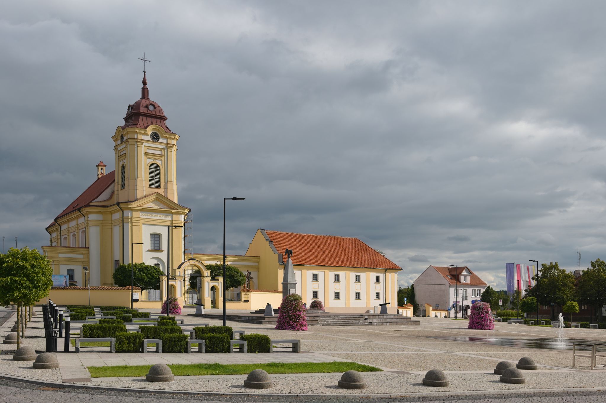 Zaczynamy od zmiennej pogody, jednocześnie świeci słońce, kropi drobny deszczyk, a nad kościołem w Choroszczy zbierają się ciemne chmury.