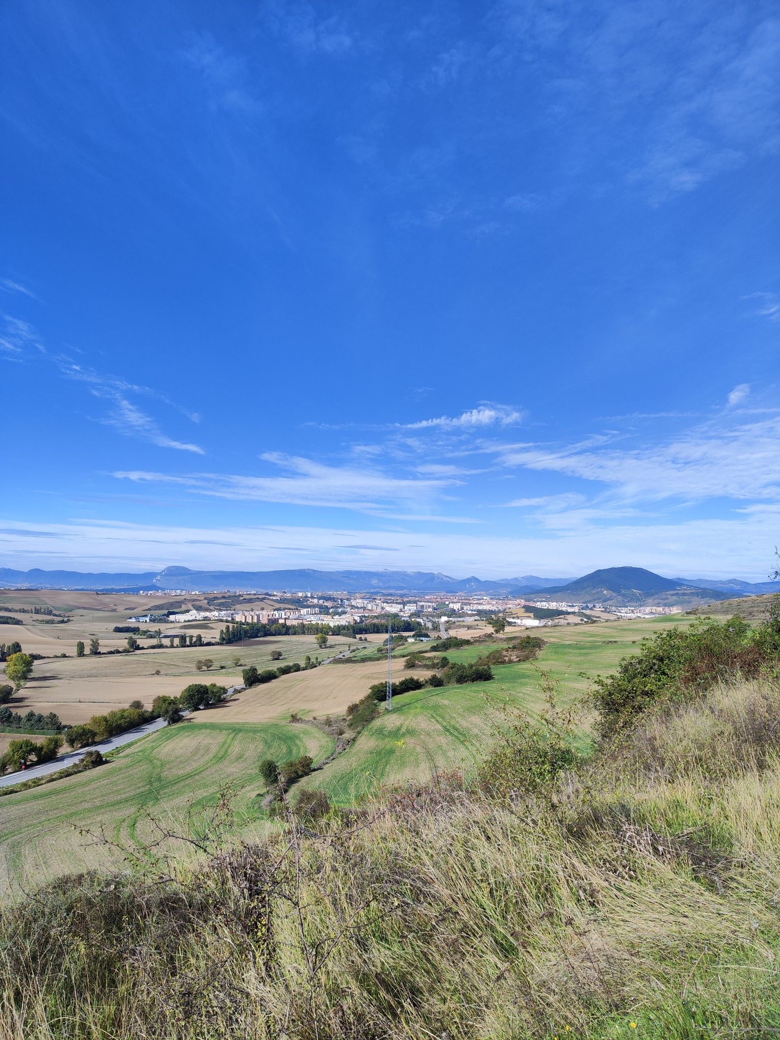 Vista de la cuenca de Pamplona desde la curva de acceso a Ardanaz