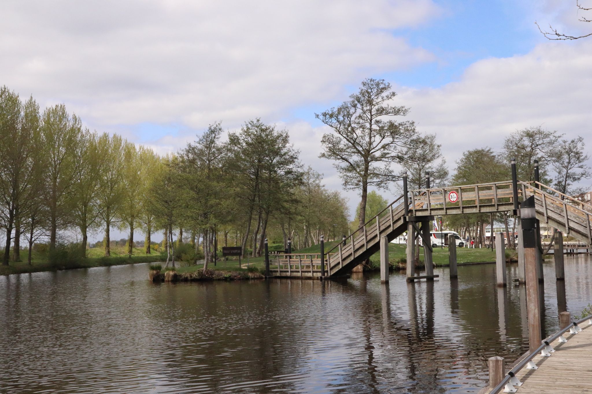 Spoordok Musselkanaal. Bruggetje naar de camperplaats.